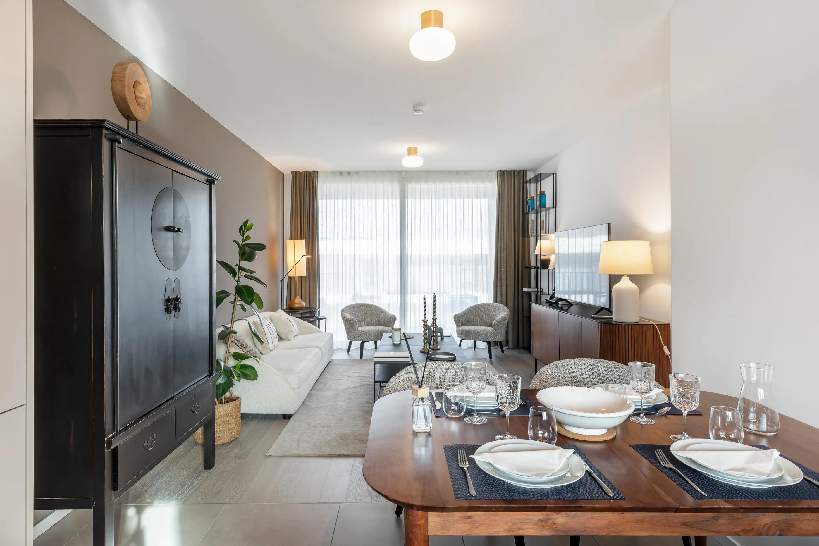Le séjour lumineux d'un appartement