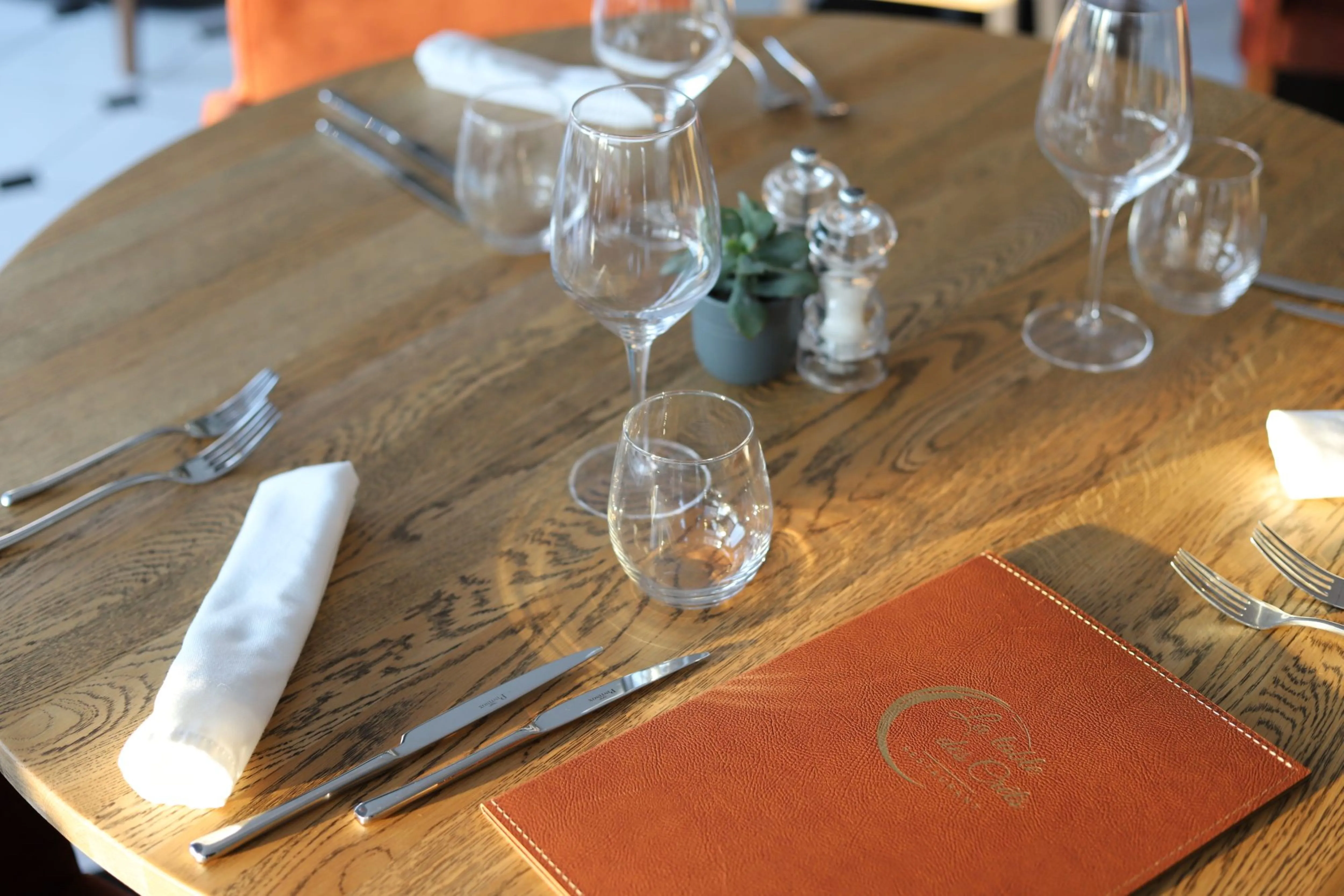 Une table dressée au restaurant